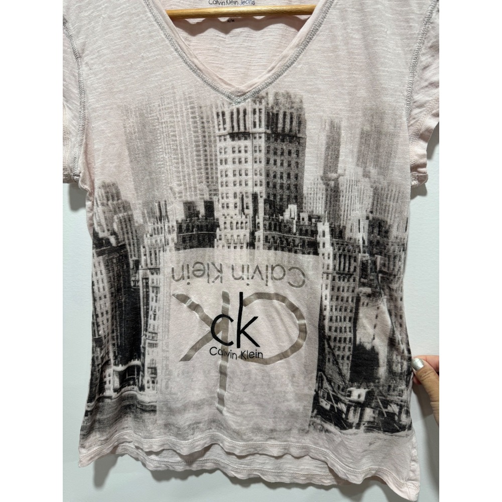 Calvin Klein Jeans Pink NYC Skyline Graphic V-Neck T-Shirt Silver CK Logo Medium - Picture 3 of 6